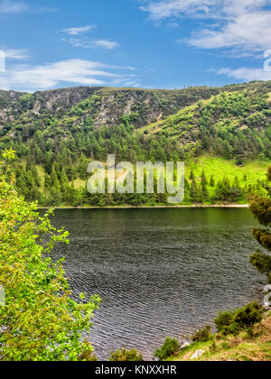 Lac de montagne près de Glendalough, dans le comté de Wicklow, Irlande. Glendalough est un des premiers chrétiens de règlement monastique fondé par Saint Kevin au Vie siècle. Banque D'Images