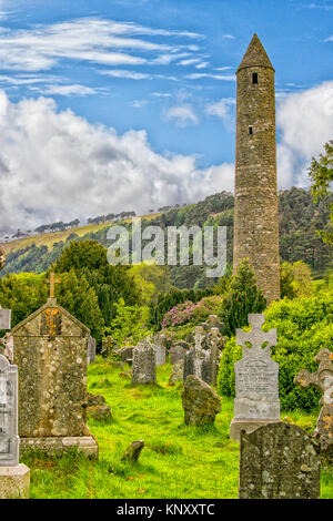 La tour ronde à Glendalough, dans le comté de Wicklow, Irlande, vers 2007. Glendalough est un des premiers chrétiens de règlement monastique fondé par Saint Kevin au 6 Banque D'Images