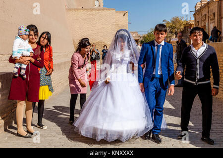 Un jeune couple ouzbek à pied à travers les rues de Khiva après notre mariage, Khiva, Ouzbékistan Banque D'Images