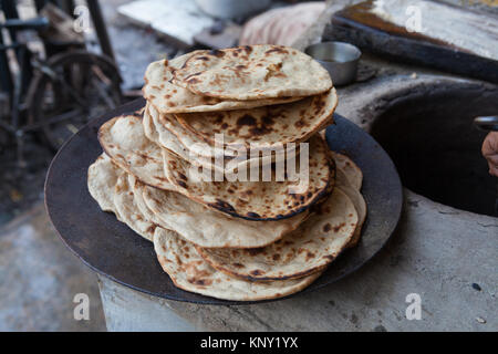 Une pile de tandori rotis (pain frais) à un hôtel à Varanasi, Inde Banque D'Images