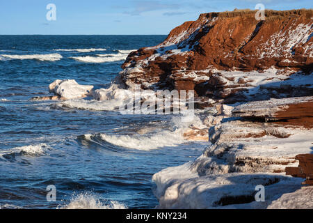 Rouler dans les vagues d'hiver le long du rivage de l'Île du Prince Édouard, Canada. Banque D'Images