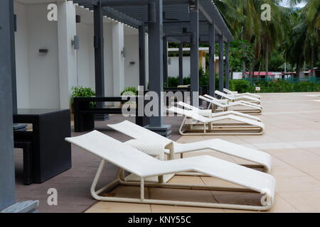 Chaises de repos, Suites, et porte de côté piscine Banque D'Images