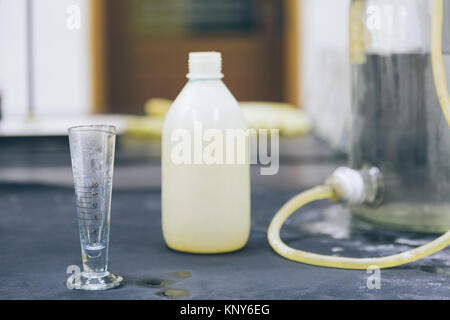 Detail shot de béchers et équipement sur table en laboratoire d'usine. Banque D'Images