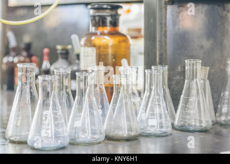 Detail shot de béchers et équipement sur table en laboratoire d'usine. Banque D'Images