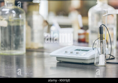 Detail shot de béchers et équipement sur table en laboratoire d'usine. Banque D'Images