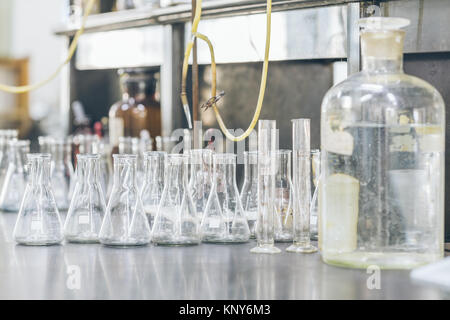 Detail shot de béchers et équipement sur table en laboratoire d'usine. Banque D'Images