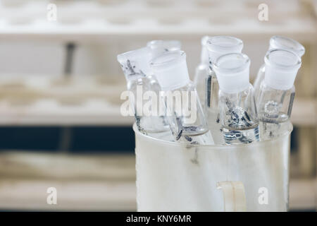 Detail shot de béchers et équipement sur table en laboratoire d'usine. Banque D'Images