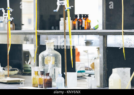 Detail shot de béchers et équipement sur table en laboratoire d'usine. Banque D'Images