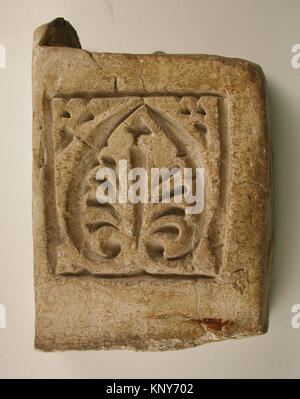 Panneau dado en stuc du 10ème siècle de la collection MET de Nishapur, Iran, montrant des motifs décoratifs sculptés et un design architectural. Banque D'Images