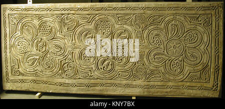 Photographie d'un panneau de dado en stuc du Xe siècle creusé à Nishapur, Iran, présentant des motifs décoratifs islamiques sculptés. Banque D'Images