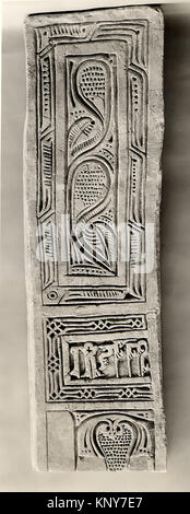 Panneau de dado en stuc de Nishapur du Xe siècle, Iran, avec des éléments sculptés et moulés en plâtre, une partie de la collection MET. Banque D'Images