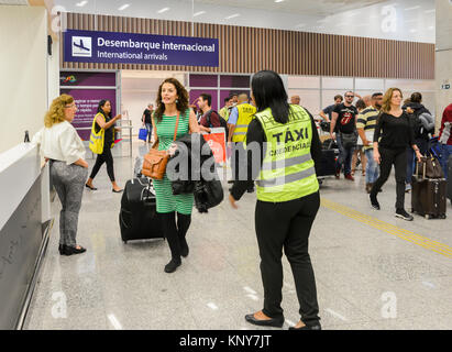 Rio de Janeiro, Brésil - Décembre 12th, 2017 : International chaotique porte des arrivées à Rio de Janeiro Galeao airport Banque D'Images