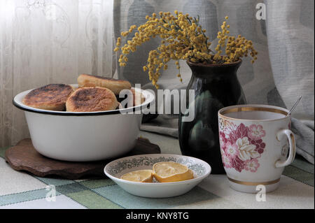 Vintage still life with cheese cake et mimosa Banque D'Images