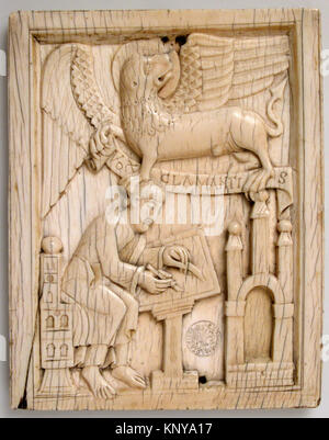 Cet ivoire allemand du XIe siècle montre Saint Marc écrivant l'Évangile, accompagné d'un lion tenant un rouleau. L'œuvre mesure 5 1/2 x 4 1/4 x 5/16 pouces et fait partie du Metropolitan Museum of Art, offert par J. Pierpont Morgan en 1917. Banque D'Images