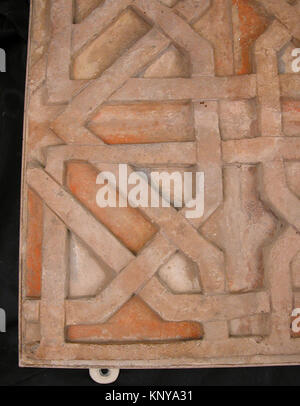 Fragment de frise en terre cuite de Nishapur du XIe siècle, Iran, sculpté et peint, montrant les techniques d'ornementation architecturale de l'époque. Banque D'Images