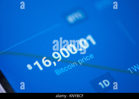 New York, USA - 12 décembre 2017 : Prix d'un bitcoin en dollars sur l'écran du téléphone mobile close up Banque D'Images