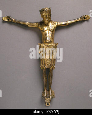 Ce Christ crucifié français du XIIe siècle est fait d'alliage de cuivre avec doré. Il mesure 8 1/4 x 7 5/8 x 1 11/16 pouces (21 x 19,4 x 4,3 cm) et fait partie du Metropolitan Museum of Art de New York, offert par J. Pierpont Morgan en 1917. Banque D'Images