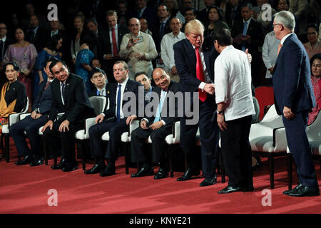 Le Président américain Donald Trump, serre la main avec le Président philippin Rodrigo Duterte, droite, lors de la cérémonie d'ouverture de la Sommet de l'ASEAN au Philippine International Convention Center le 13 novembre 2017 à Pasay City, Manille, Philippines. Banque D'Images