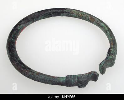 Sf17-191 Bracelet rencontré-255s4 464960 Celtic, bracelet, Ier siècle avant J.-C., alliage de cuivre, Total : 2 11/16 x 2 9/16 x 1/4 in. (6,8 x 6,5 x 0,7 cm). Le Metropolitan Museum of Art, New York. Don de J. Pierpont Morgan, 1917 (17,191.255) Banque D'Images