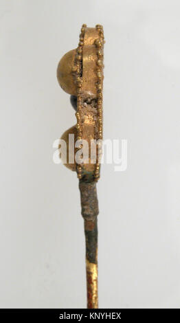 Épingle à cheveux franc du VIIe siècle en or ou doré avec pâte de verre et incrustations de pierre, décorée de filigrane. Dimensions hors tout : 5 7/16 x 3/4 x 1/4 po. Le nœud mesure 3/4 x 1/4 po. Tenue au Metropolitan Museum of Art, New York, don de J. Pierpont Morgan, 1917. Banque D'Images