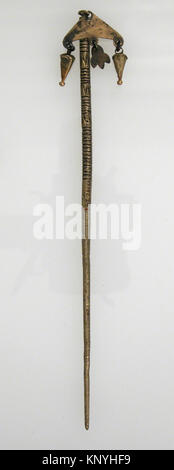 Copie d'une épingle à cheveux en or franc de 1886, au total 8 1/8 x 1 1/8 x 1/4 po., arbre 6 11/16 x 3/16 po., catalogué MET sf17-192-242s1 465311, collection du Metropolitan Museum of Art. Banque D'Images
