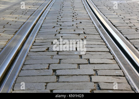 Les rails du tramway sur la surface pavée sont visibles à Berne, Suisse Banque D'Images