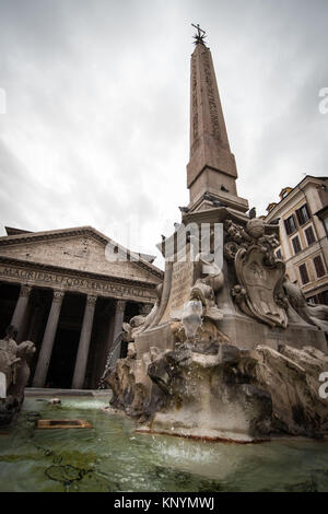 Rome, Italie. Dec 12, 2017. Le Panthéon aura son ticket au printemps. Du 2 mai 2018, vous serez payé un billet de 2 euros pour entrer dans le Panthéon. Qu'ils soient romains, italiens, les touristes, tous devront être fournies avec les billets. L'entrée gratuite sera accessible uniquement pour les fidèles qui veulent assister à la fin de semaine des masses (comme on le sait, le Panthéon, voulu par Auguste et rénové par Hadrien, a été consacrée comme l'église de Santa Maria ad Martires). Credit : Andrea Ronchini/Pacific Press/Alamy Live News Banque D'Images