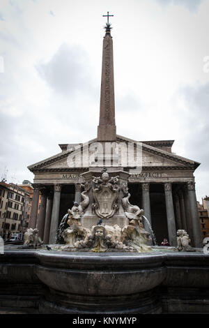 Rome, Italie. Dec 12, 2017. Le Panthéon aura son ticket au printemps. Du 2 mai 2018, vous serez payé un billet de 2 euros pour entrer dans le Panthéon. Qu'ils soient romains, italiens, les touristes, tous devront être fournies avec les billets. L'entrée gratuite sera accessible uniquement pour les fidèles qui veulent assister à la fin de semaine des masses (comme on le sait, le Panthéon, voulu par Auguste et rénové par Hadrien, a été consacrée comme l'église de Santa Maria ad Martires). Credit : Andrea Ronchini/Pacific Press/Alamy Live News Banque D'Images