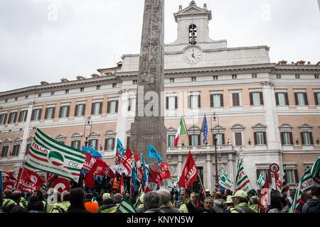 Rome, Italie. Dec 12, 2017. Sit-in des travailleurs de l'autoroute, les entreprises, qui se réunira de nouveau aujourd'hui (mardi 12 décembre) pour la défense de 3 000 emplois, et se réunira, avec des délégations de toute l'Italie, à Rome (sur la Piazza Montecitorio) Credit : Andrea Ronchini/Pacific Press/Alamy Live News Banque D'Images