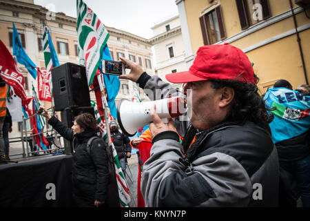 Rome, Italie. Dec 12, 2017. Sit-in des travailleurs de l'autoroute, les entreprises, qui se réunira de nouveau aujourd'hui (mardi 12 décembre) pour la défense de 3 000 emplois, et se réunira, avec des délégations de toute l'Italie, à Rome (sur la Piazza Montecitorio) Credit : Andrea Ronchini/Pacific Press/Alamy Live News Banque D'Images