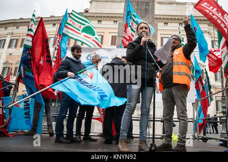 Rome, Italie. Dec 12, 2017. Sit-in des travailleurs de l'autoroute, les entreprises, qui se réunira de nouveau aujourd'hui (mardi 12 décembre) pour la défense de 3 000 emplois, et se réunira, avec des délégations de toute l'Italie, à Rome (sur la Piazza Montecitorio) Credit : Andrea Ronchini/Pacific Press/Alamy Live News Banque D'Images