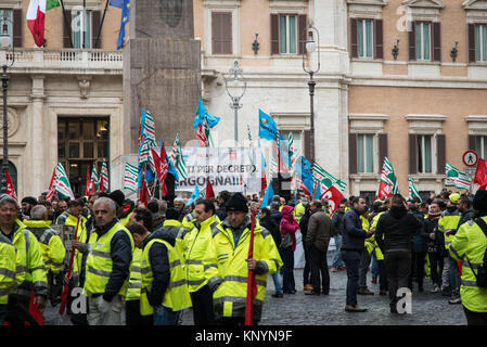 Rome, Italie. Dec 12, 2017. Sit-in des travailleurs de l'autoroute, les entreprises, qui se réunira de nouveau aujourd'hui (mardi 12 décembre) pour la défense de 3 000 emplois, et se réunira, avec des délégations de toute l'Italie, à Rome (sur la Piazza Montecitorio) Credit : Andrea Ronchini/Pacific Press/Alamy Live News Banque D'Images