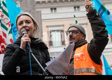 Rome, Italie. Dec 12, 2017. Sit-in des travailleurs de l'autoroute, les entreprises, qui se réunira de nouveau aujourd'hui (mardi 12 décembre) pour la défense de 3 000 emplois, et se réunira, avec des délégations de toute l'Italie, à Rome (sur la Piazza Montecitorio) Credit : Andrea Ronchini/Pacific Press/Alamy Live News Banque D'Images