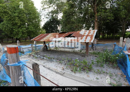 Dans l'ombre d'un casino est à la frontière du Pol Pot site de crémation. Sous sa direction, les Khmers rouges ont commis un génocide. Banque D'Images