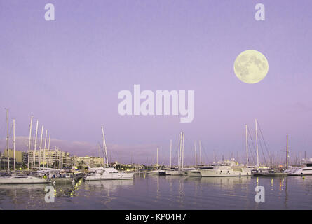 Marina Palma bateaux amarrés le long de la promenade maritime et la pleine lune composite image sur purple sky au crépuscule à Majorque, îles Baléares, Espagne Banque D'Images