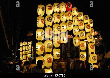 Flotter avec des lanternes pendant le festival de Gion. Un événement annuel célèbre et l'une des plus grandes au Japon avec ses chars décorés de lanternes parade autour de la Banque D'Images