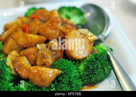 À la somptueuse Chinois Végétarien viande maquette faite de champignons avec tête de singe brocoli vert. Convient pour des concepts tels que l'alimentation et la nutrition, Banque D'Images