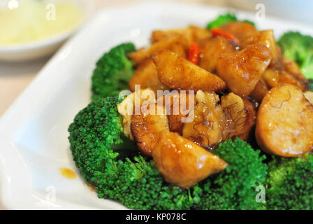 À la somptueuse Chinois Végétarien viande maquette faite de champignons avec tête de singe brocoli vert. Convient pour des concepts tels que l'alimentation et la nutrition, Banque D'Images