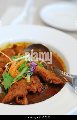 À la somptueuse Chinois Végétarien simili-poulet curry fabriqués à partir de fèves de soja et les champignons. Convient pour des concepts tels que l'alimentation et la nutrition, la saine e Banque D'Images