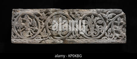 Fragments de frise anciens montrant des sculptures ornementales ou des travaux en relief, reflétant la décoration architecturale historique et l'artisanat artistique. Partie d'une collection de musée. Banque D'Images