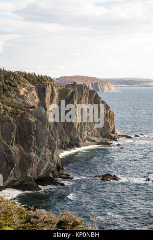 Rivage rocheux le long du sentier littoral sentier Skerwink à Trinity, Terre-Neuve, Canada. Banque D'Images