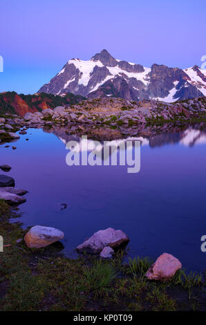 Reflet du Mont Shuksan dans alpine tarn, Mt. Baker-Snoqualmie National Forest, North Carolina, USA Banque D'Images