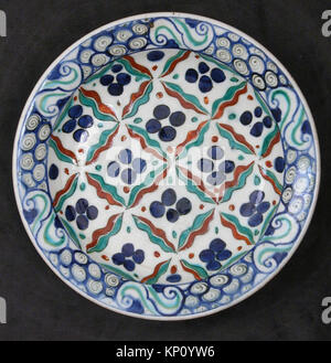 Plat en céramique avec motif « Cintamani » et rayures tigrées, montrant des motifs décoratifs et un savoir-faire historique de la collection du Metropolitan Museum of Art. Banque D'Images