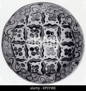 Un plat décoratif en céramique du Metropolitan Museum of Art, numéro de catalogue 02.5,55, montrant des motifs de 'Cintamani' et de rayures de tigre dans un design historique. Banque D'Images