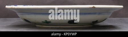 Un plat conservé au Metropolitan Museum of Art avec des motifs « Cintamani » et à rayures tigres, montrant le matériau, le design et le contexte historique. Banque D'Images