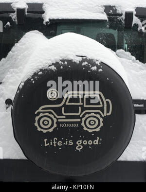 La vie est une bonne marque couvercle de roue de secours sur le pneu de secours d'une Jeep Wrangler en hiver couverte de neige une tempête de neige dans les montagnes de l'Adirondack. Banque D'Images