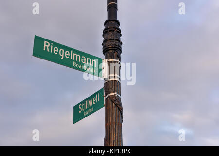 Riegelmann Boardwalk signe sur la plage de Coney Island, Brooklyn, New York Banque D'Images