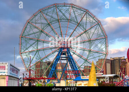 New York City - 10 décembre 2017 : Wonder Wheel à Luna Park. Son parc d'attraction de Coney Island a ouvert le 29 mai 2010 à l'ancien site de l'Astro Banque D'Images