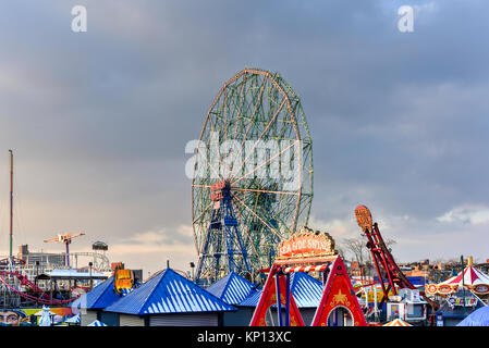 New York City - 10 décembre 2017 : Wonder Wheel à Luna Park. Son parc d'attraction de Coney Island a ouvert le 29 mai 2010 à l'ancien site de l'Astro Banque D'Images