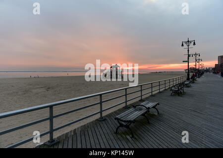 La plage de Brighton à Brooklyn, New York au coucher du soleil. Banque D'Images
